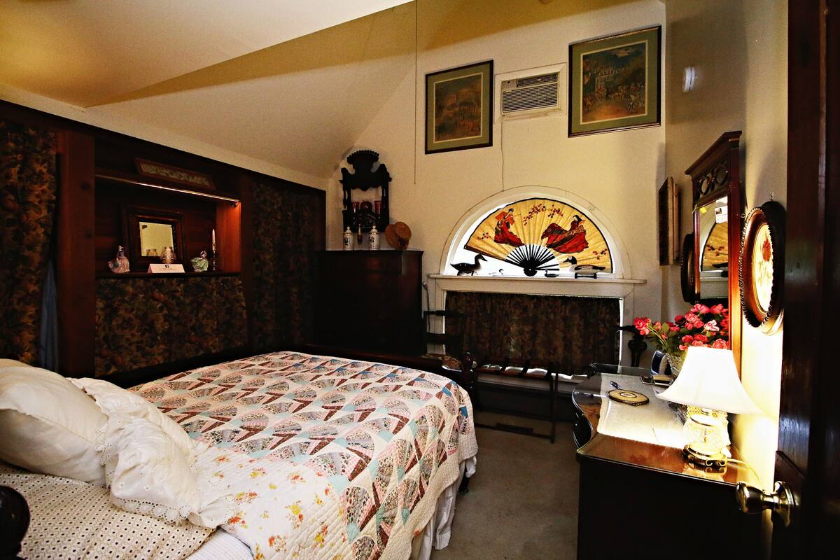 3 bedrooms, premium bedding, individually decorated, desk