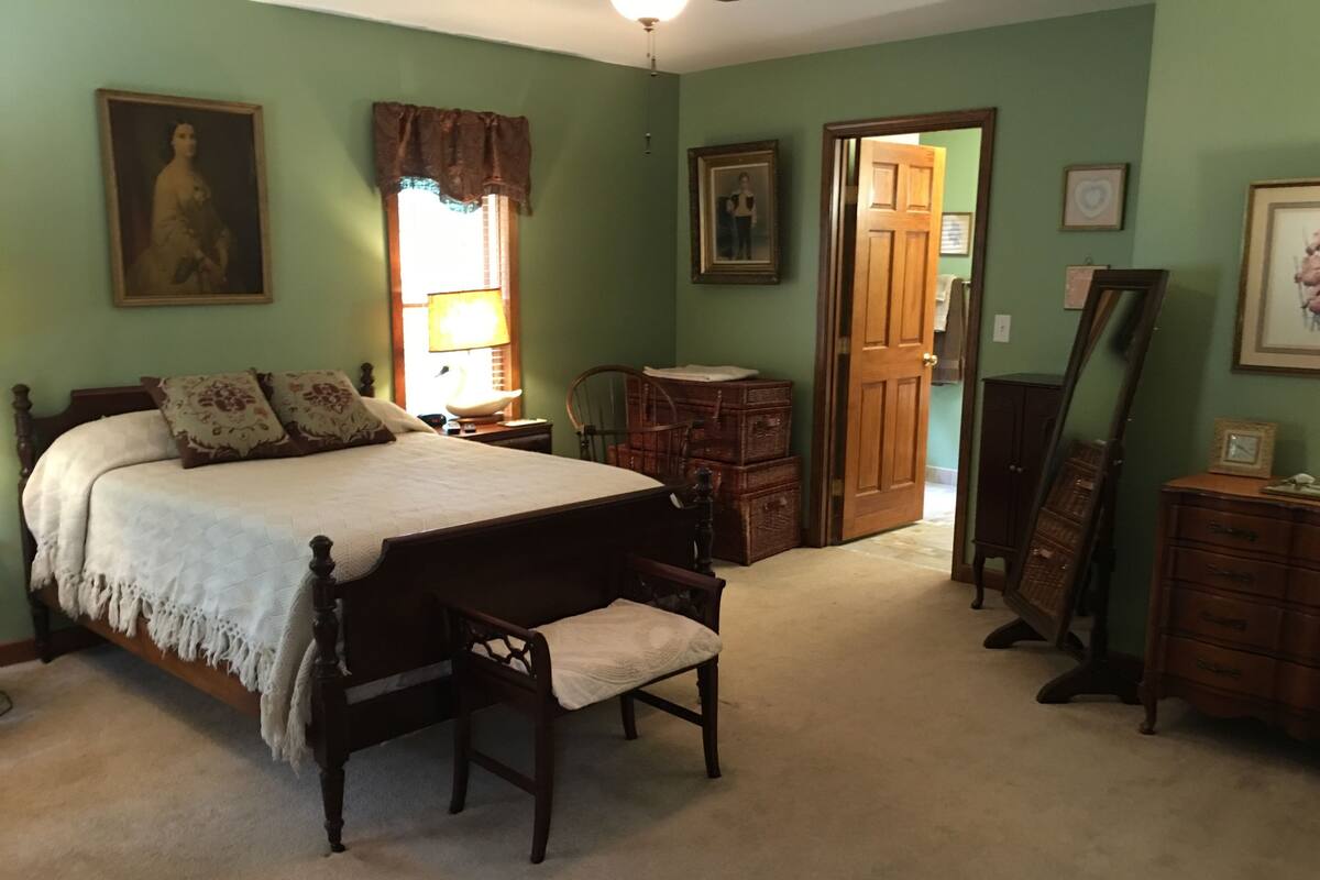 3 bedrooms, premium bedding, individually decorated, desk