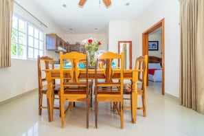 Tủ lạnh, lò vi sóng, bếp nấu, máy rửa bát 