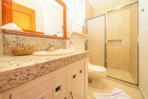 Ducha, artículos de tocador gratuitos, secador de pelo, toallas