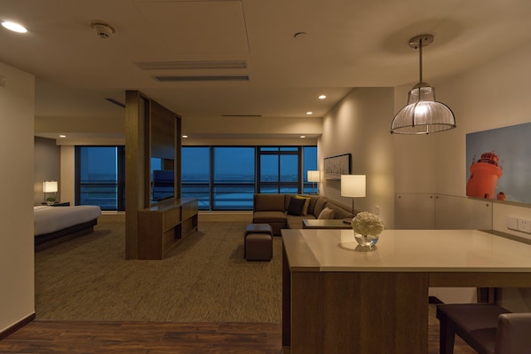 Studio Suite, 1 King Bed with Sofa bed, Kitchenette | 1 bedroom, pillowtop beds, in-room safe, desk - Hyatt House Shenzhen Airport (Shenzhen)