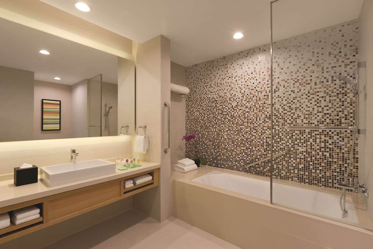 1 bedroom, pillow-top beds, in-room safe, desk