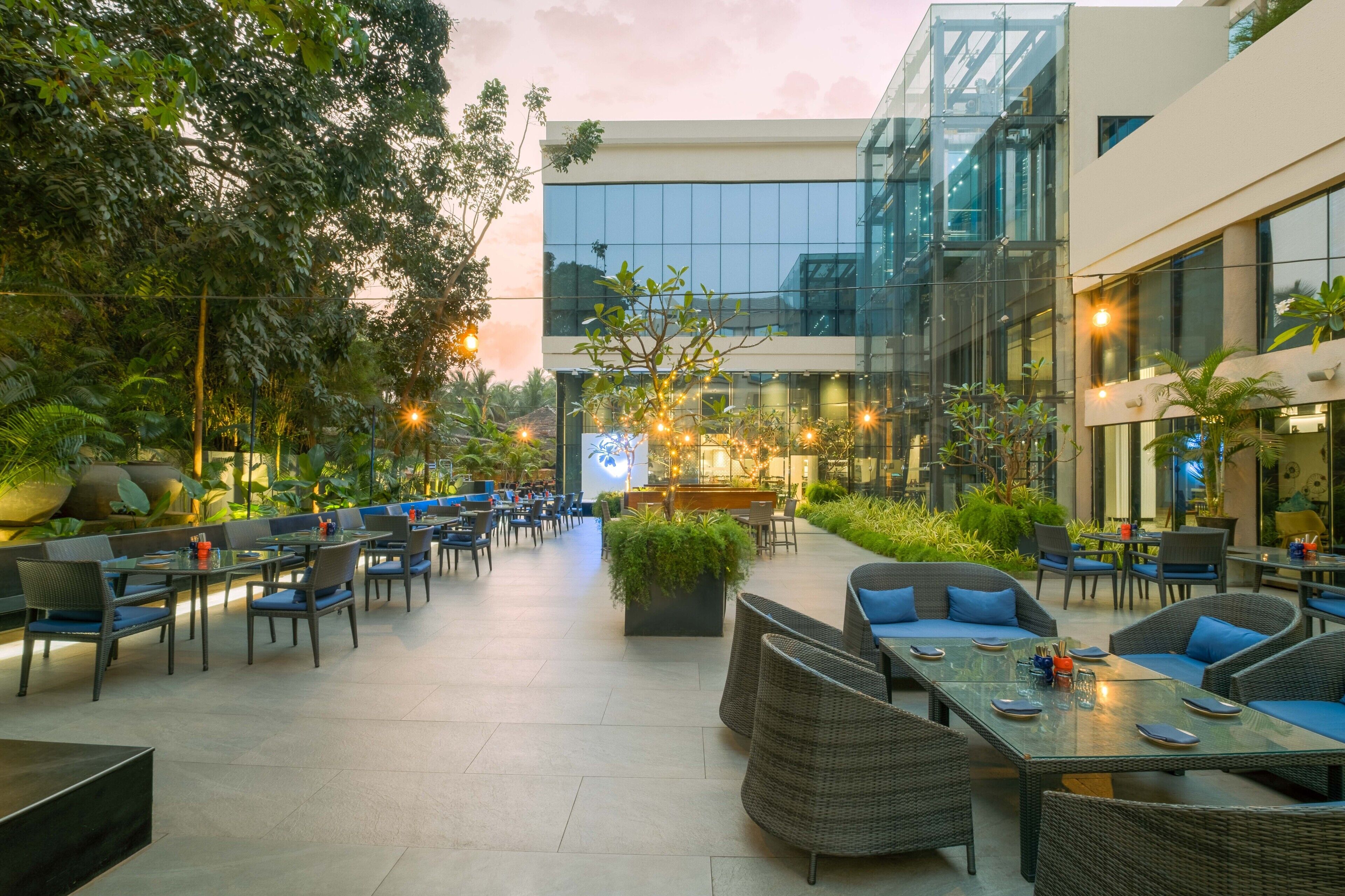 2 restaurants, breakfast, lunch, dinner served; international cuisine