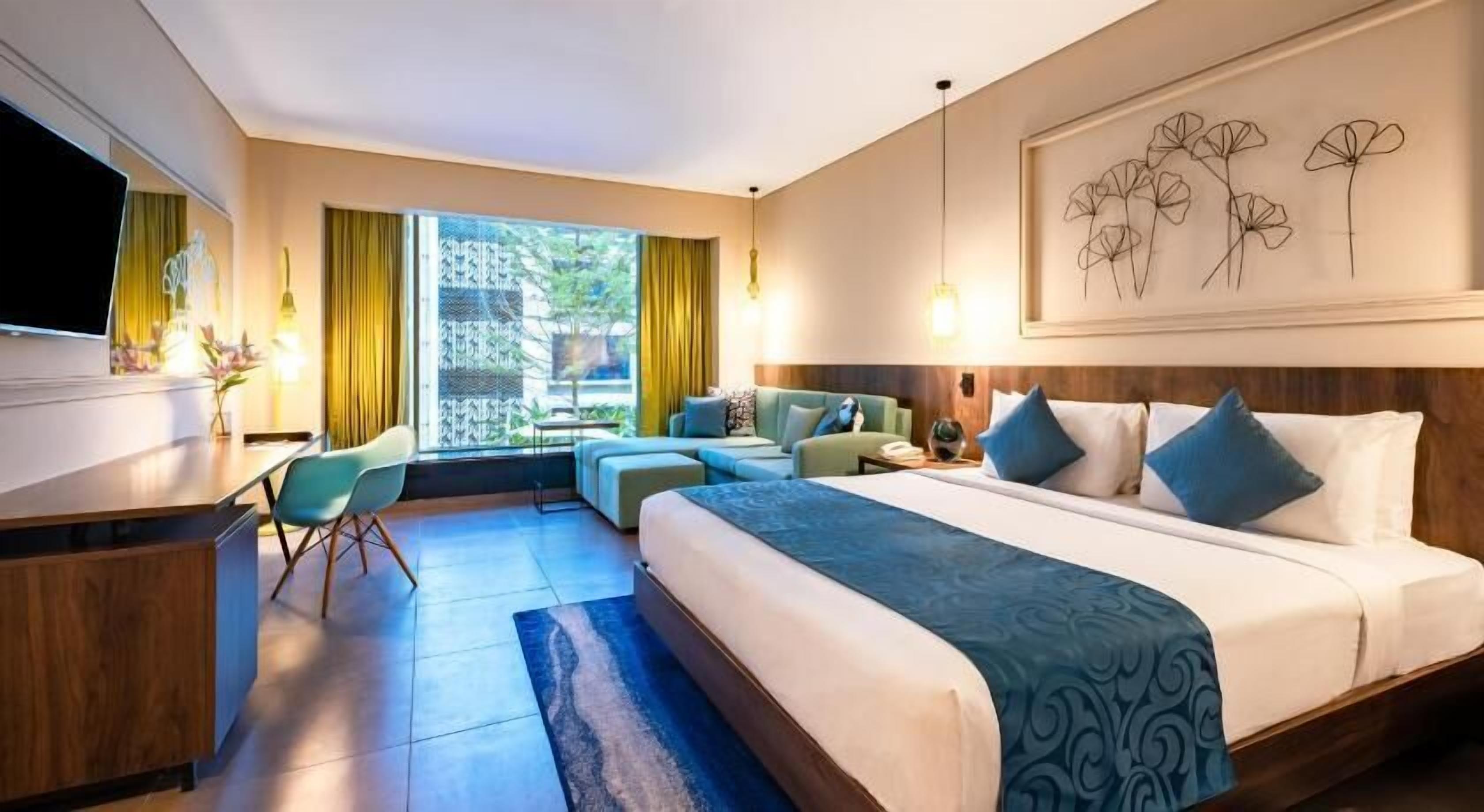 Premium bedding, in-room safe, desk, laptop workspace