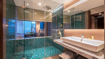 1 Bedroom Suite with 1 King Bed and Sofabed | Bathroom | Free toiletries, hair dryer, bathrobes, slippers