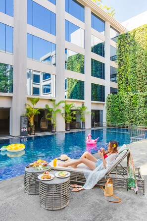 Piscina externa, espreguiçadeiras