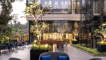 2 restaurants, breakfast, lunch, dinner served; international cuisine