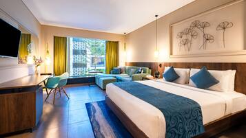 Ein modernes Hotelzimmer mit einem großen Bett, einem Schreibtisch und einer Sitzecke.
