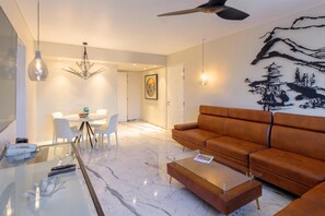 Ropa de cama de alta calidad y caja de seguridad en la habitación 