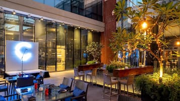 2 restaurantes, se sirven desayunos, comidas y cocina internacional