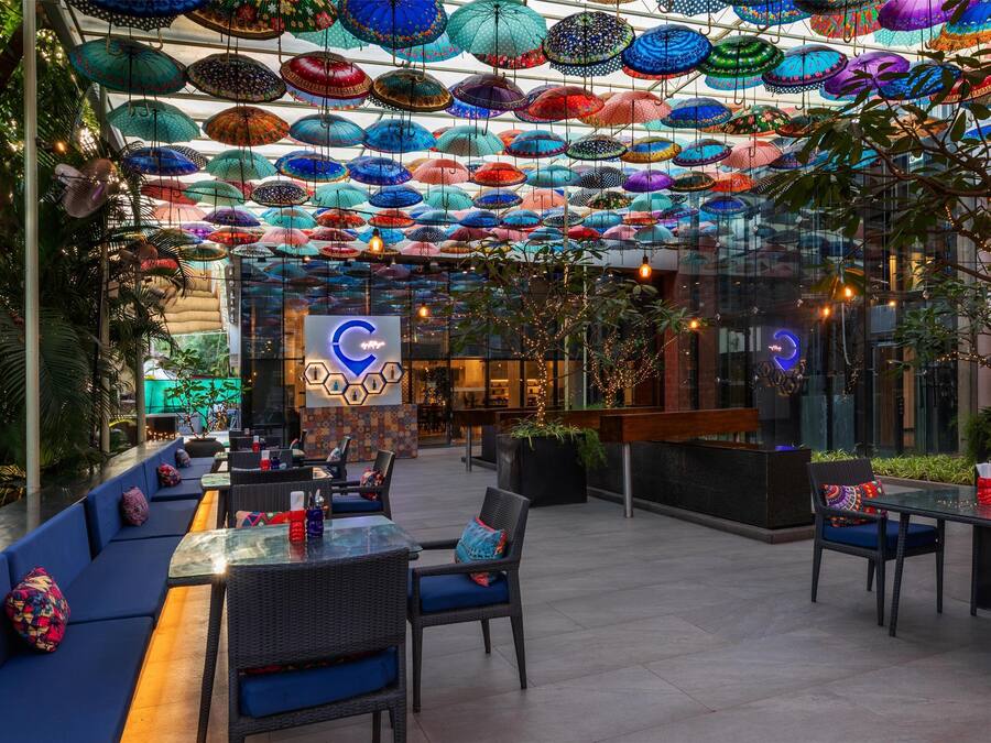 2 restaurantes; se sirve desayuno, almuerzo y cena; cocina internacional