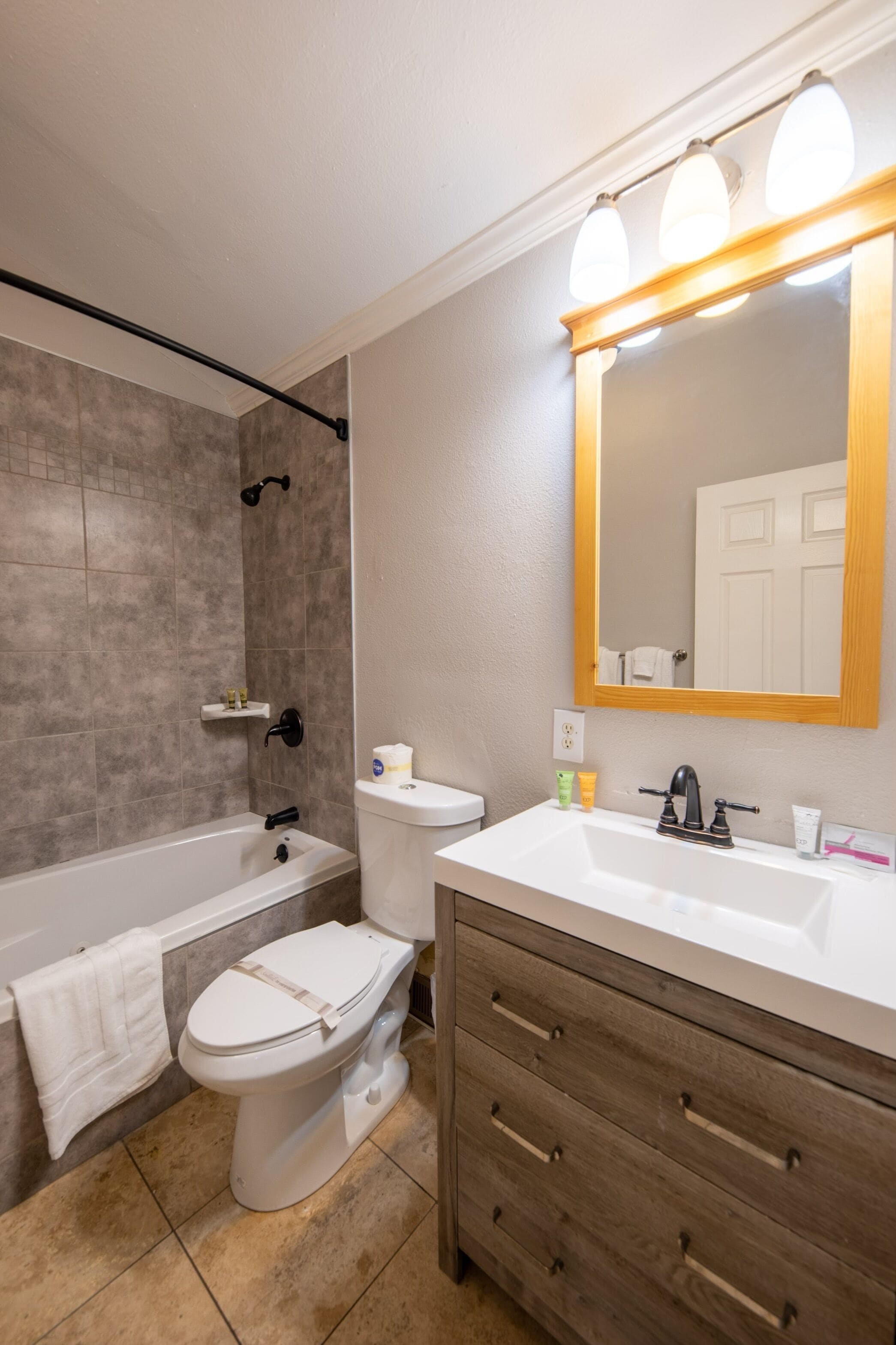 Photo - Emerald Bay Lodge