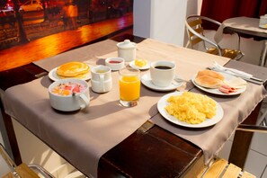 Café da manhã com buffet grátis todos os dias