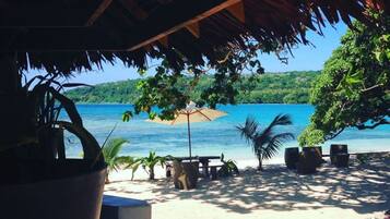 Playa privada, arena blanca, tumbonas y sombrillas