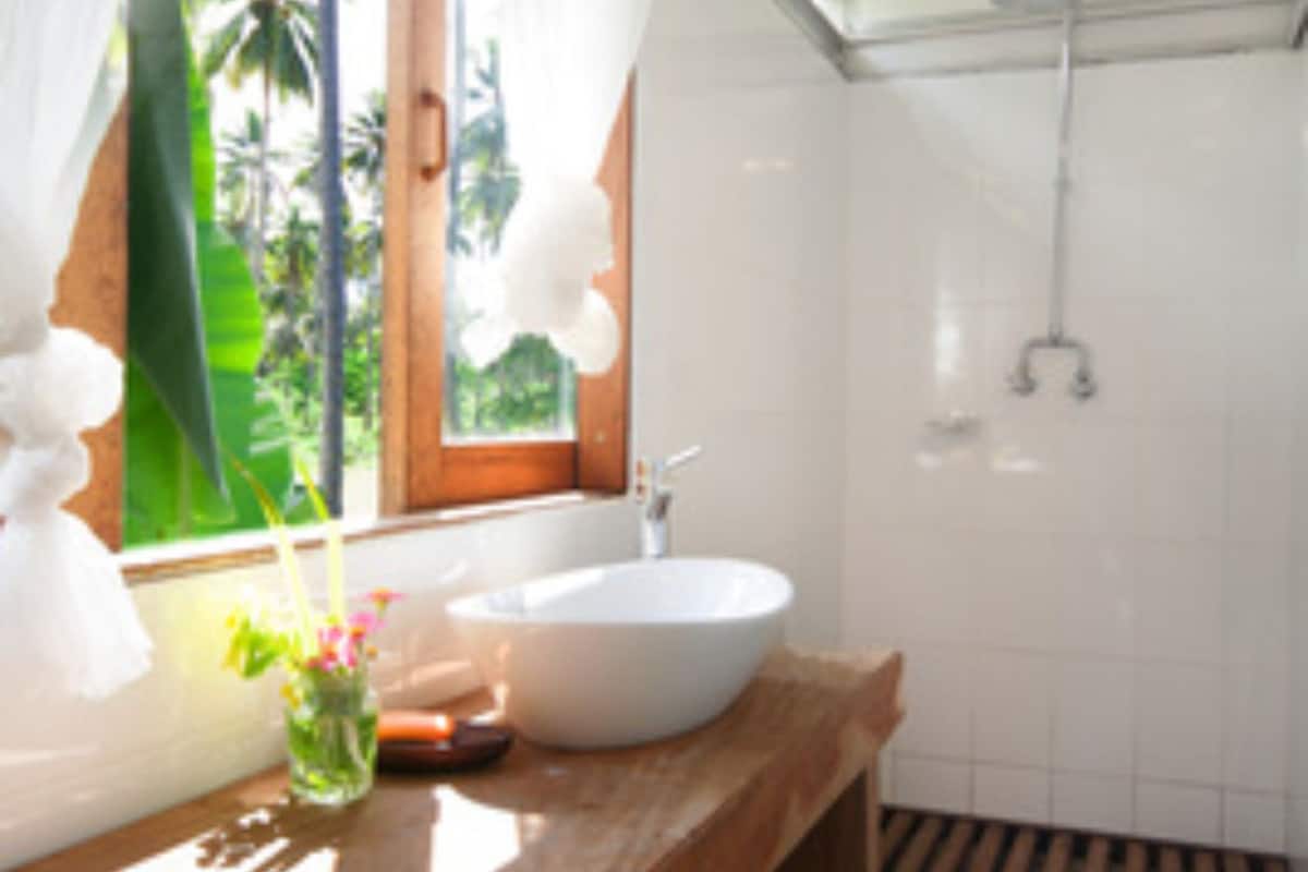 shower, rainfall showerhead, free toiletries, towels