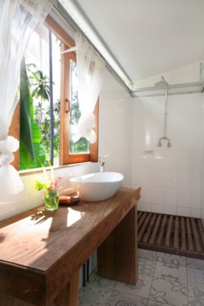 Shower, rainfall showerhead, free toiletries, towels