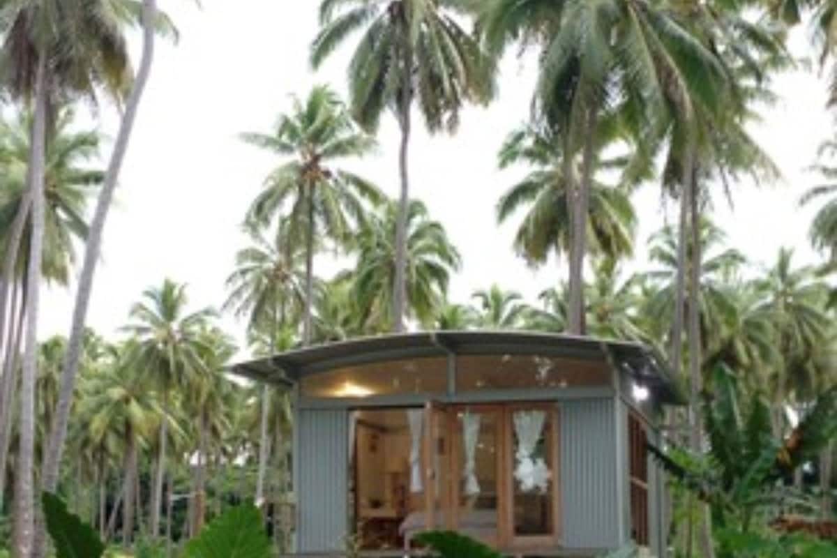 deluxe cabin, beach view, beachfront | premium bedding, desk, free wifi, bed sheets