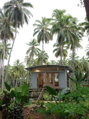 Deluxe Cabin, Beach View, Beachfront | Premium bedding, desk, free WiFi, bed sheets