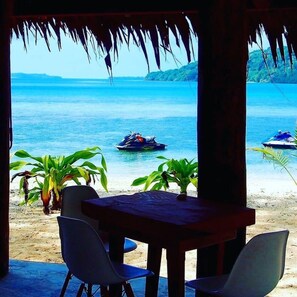 Café da manhã, almoço e jantar; frutos do mar, vistas para a praia 