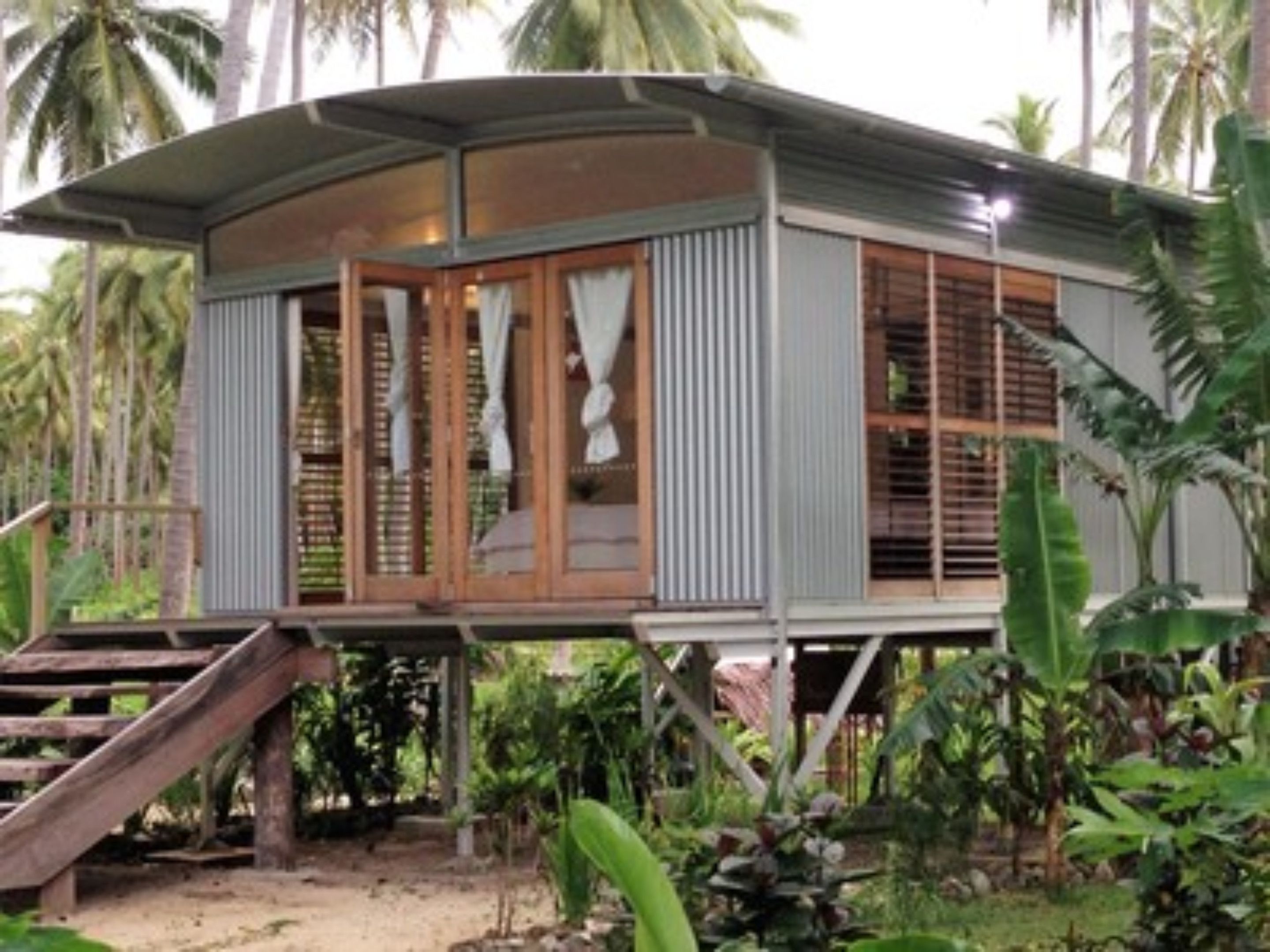 premium bedding, desk, free wifi, bed sheets