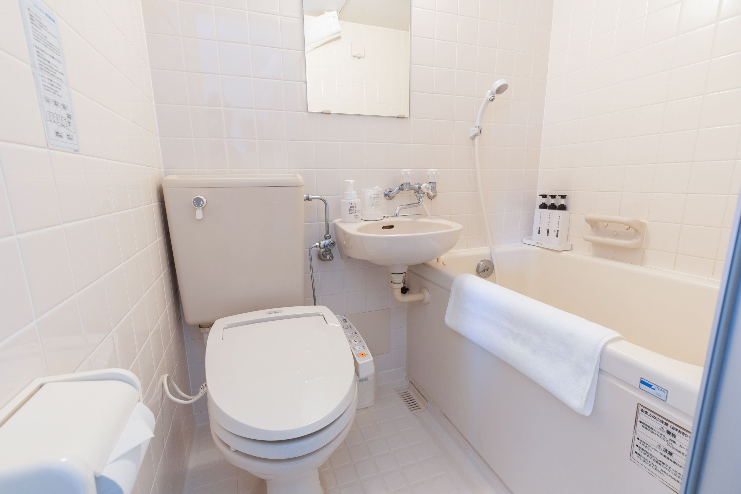 combined shower/bathtub, deep-soaking bathtub, free toiletries