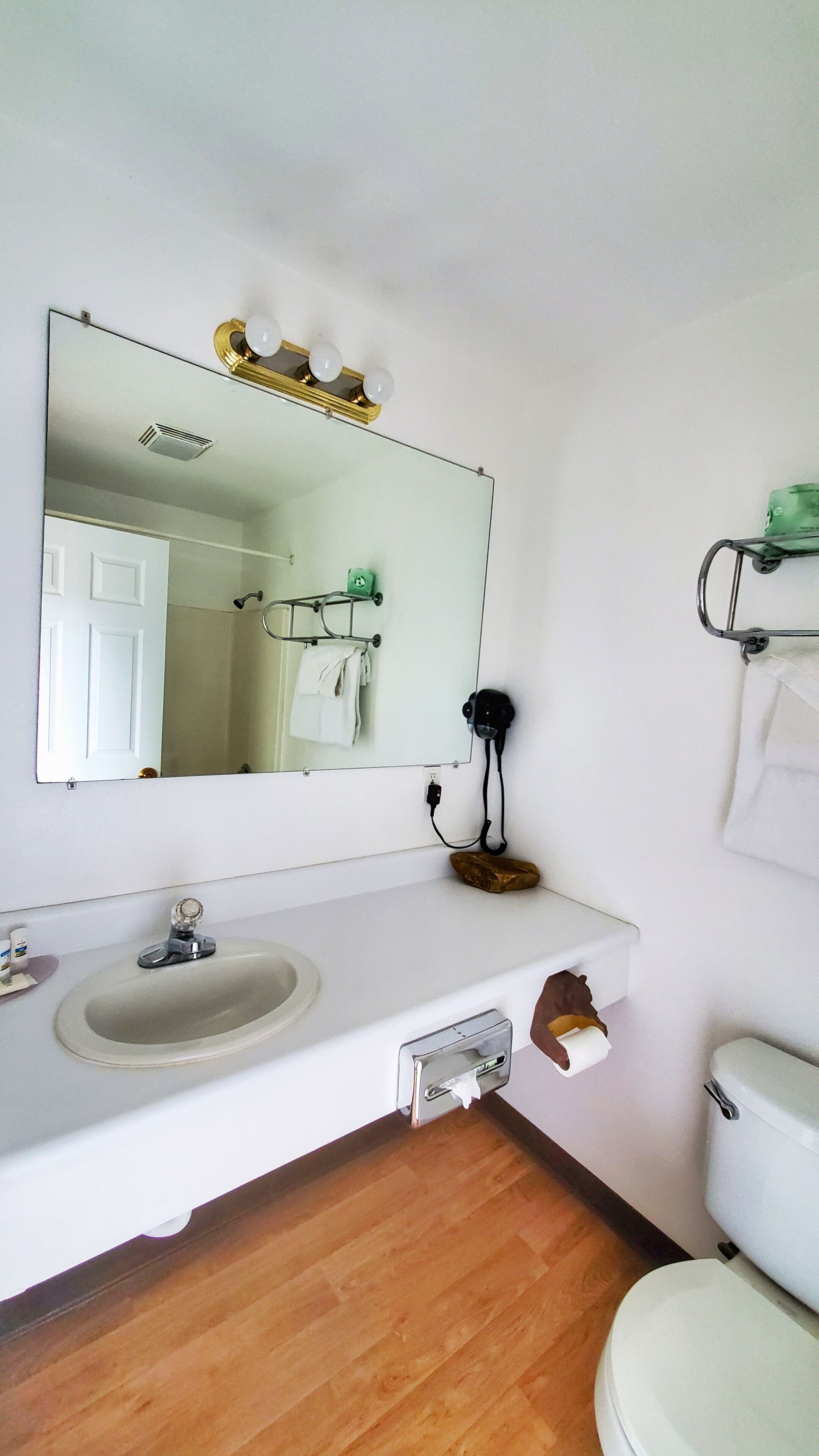 Combined shower/tub, free toiletries, towels