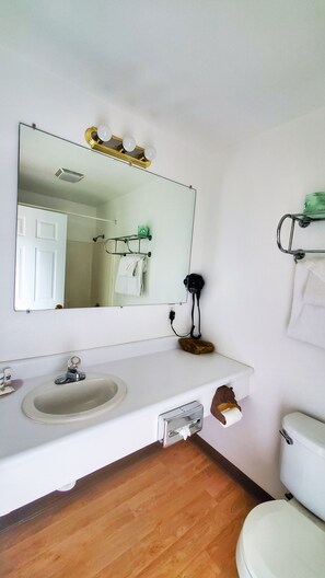 Tina con regadera, amenidades de baño gratuitas, toallas 