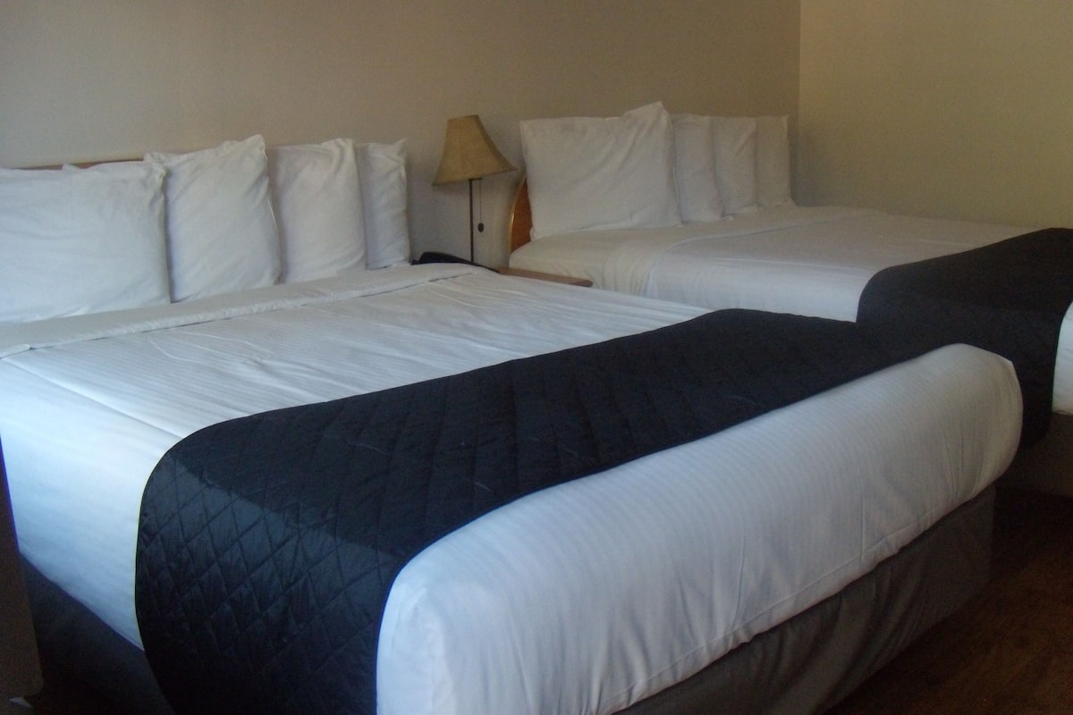 Double Queen Room (Pet Friendly)