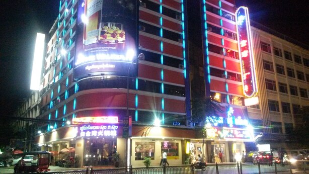 施設の正面 (日没後)