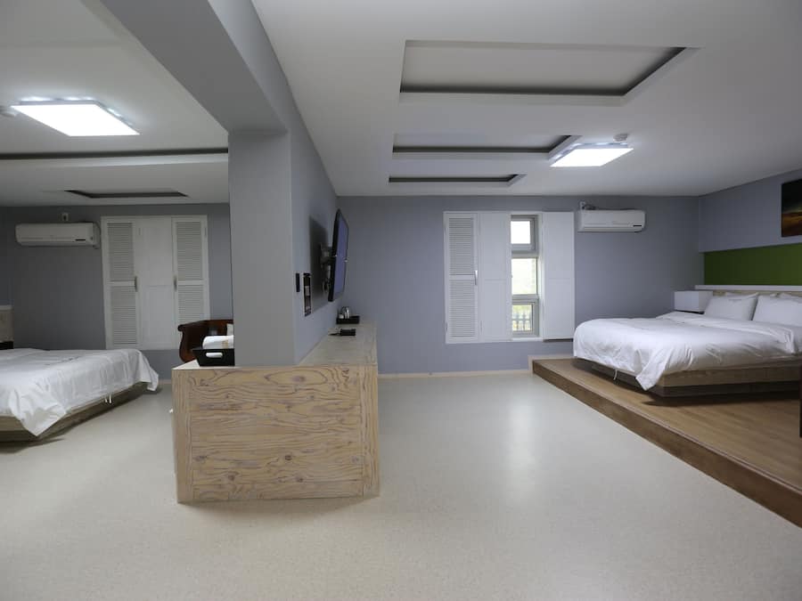 Deluxe Family Room | Literie de qualité supérieure, bureau, fer et planche à repasser