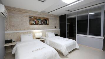 Premium bedding, desk, iron/ironing board, free WiFi