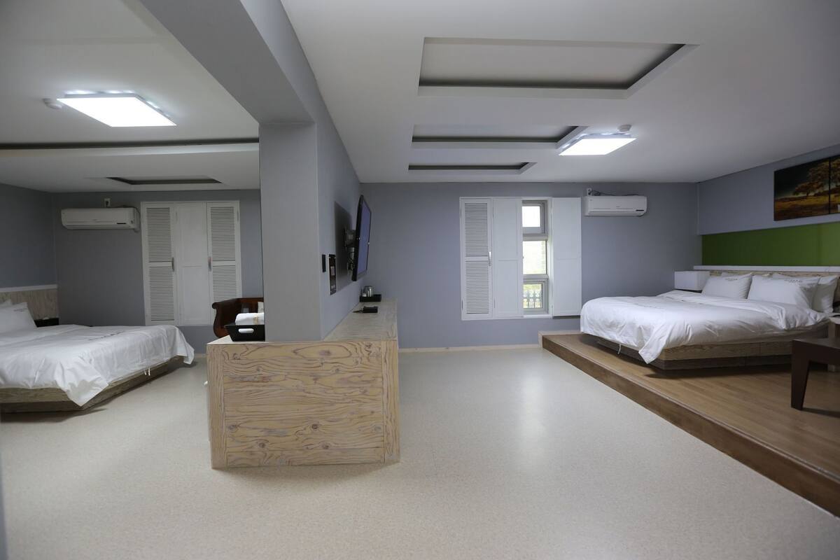 Premium bedding, desk, iron/ironing board, free WiFi
