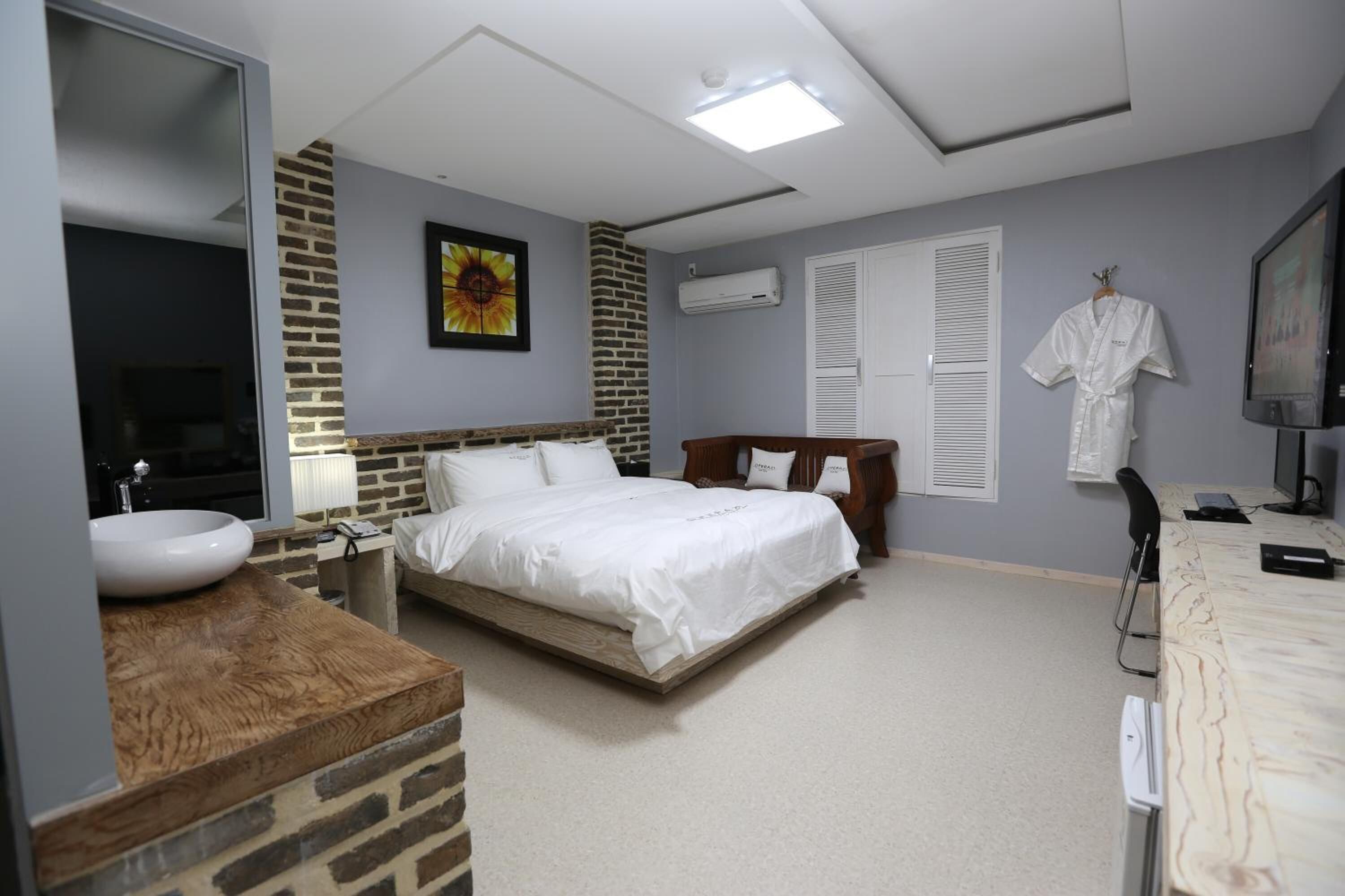 Premium bedding, desk, iron/ironing board, free WiFi