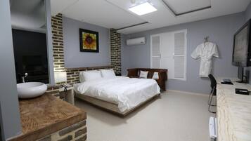 Premium bedding, desk, iron/ironing board, free WiFi