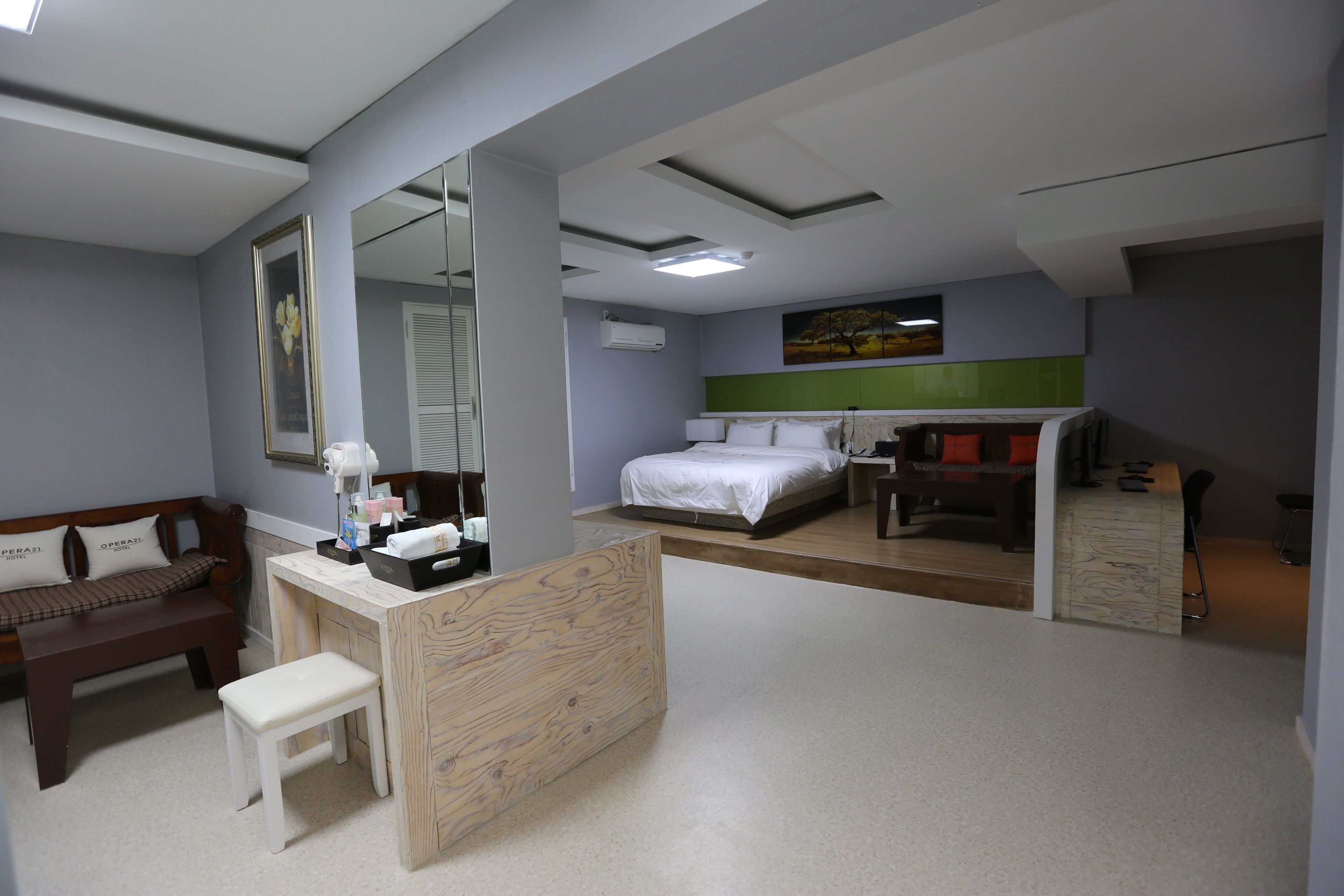 Premium bedding, desk, iron/ironing board, free WiFi