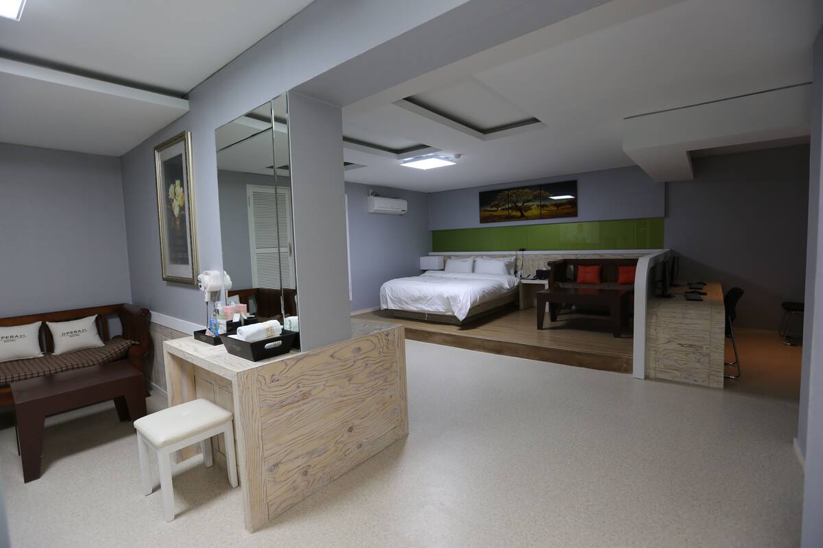 Premium bedding, desk, iron/ironing board, free WiFi