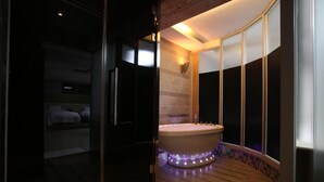 أحواض استحمام وحجيرات دش منفصلة، حوض استحمام عميق