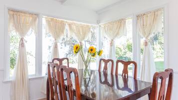 House, 3 Bedrooms, 2 Bathrooms | In-room dining