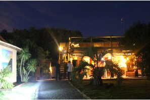 Vista frontal de la propiedad por la tarde o noche