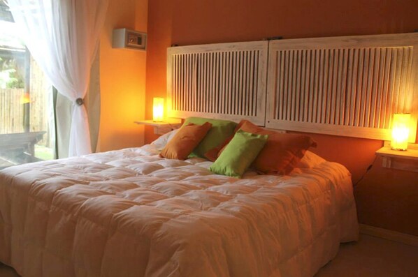 Habitación estándar, vista al jardín | Minibar, caja de seguridad en la habitación y cortinas blackout