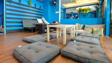 Área de estar no saguão