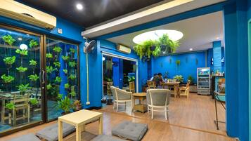 Área de estar no saguão