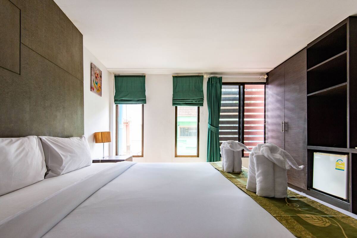 Standard Double Room, 1 King Bed, Non Smoking | In-room safe, WiFi (free), bed sheets