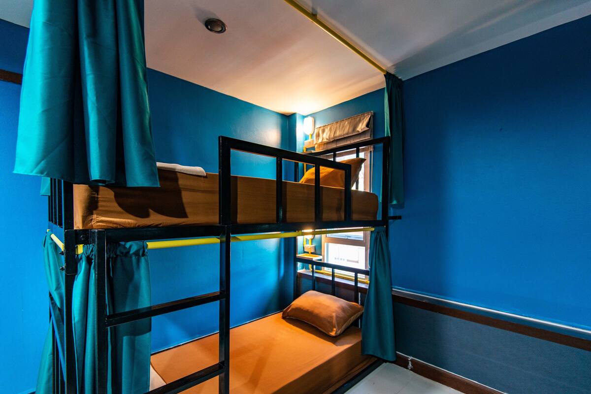 In-room safe, WiFi (free), bed sheets