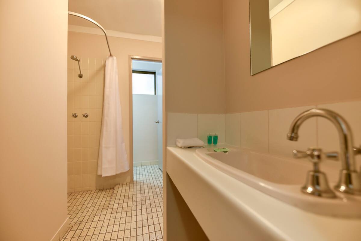 standard single room | bathroom | free toiletries, hair dryer, towels, soap