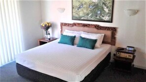 Deluxe King Room | Laptop workspace, blackout drapes, iron/ironing board, free WiFi - Sanno Marracoonda Perth Airport Hotel (Redcliffe)