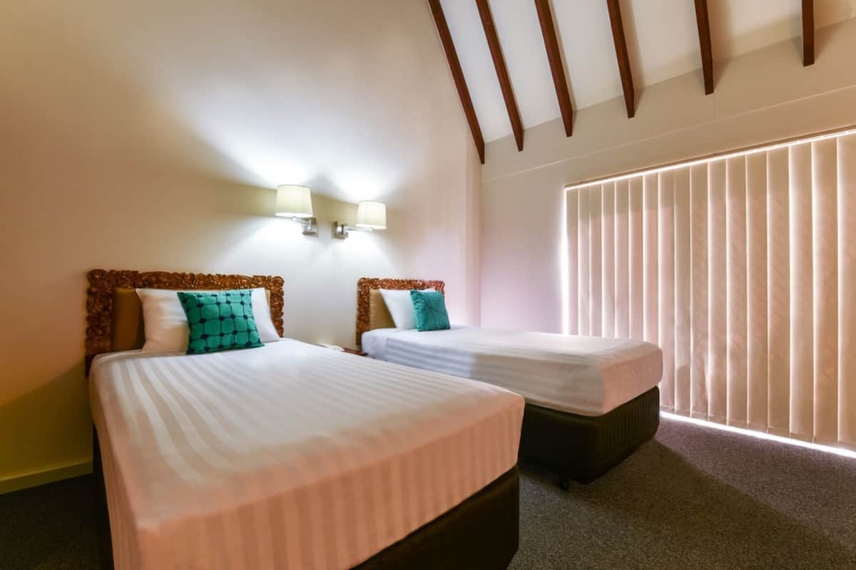Deluxe Twin Room | Laptop workspace, blackout drapes, iron/ironing board, free WiFi
