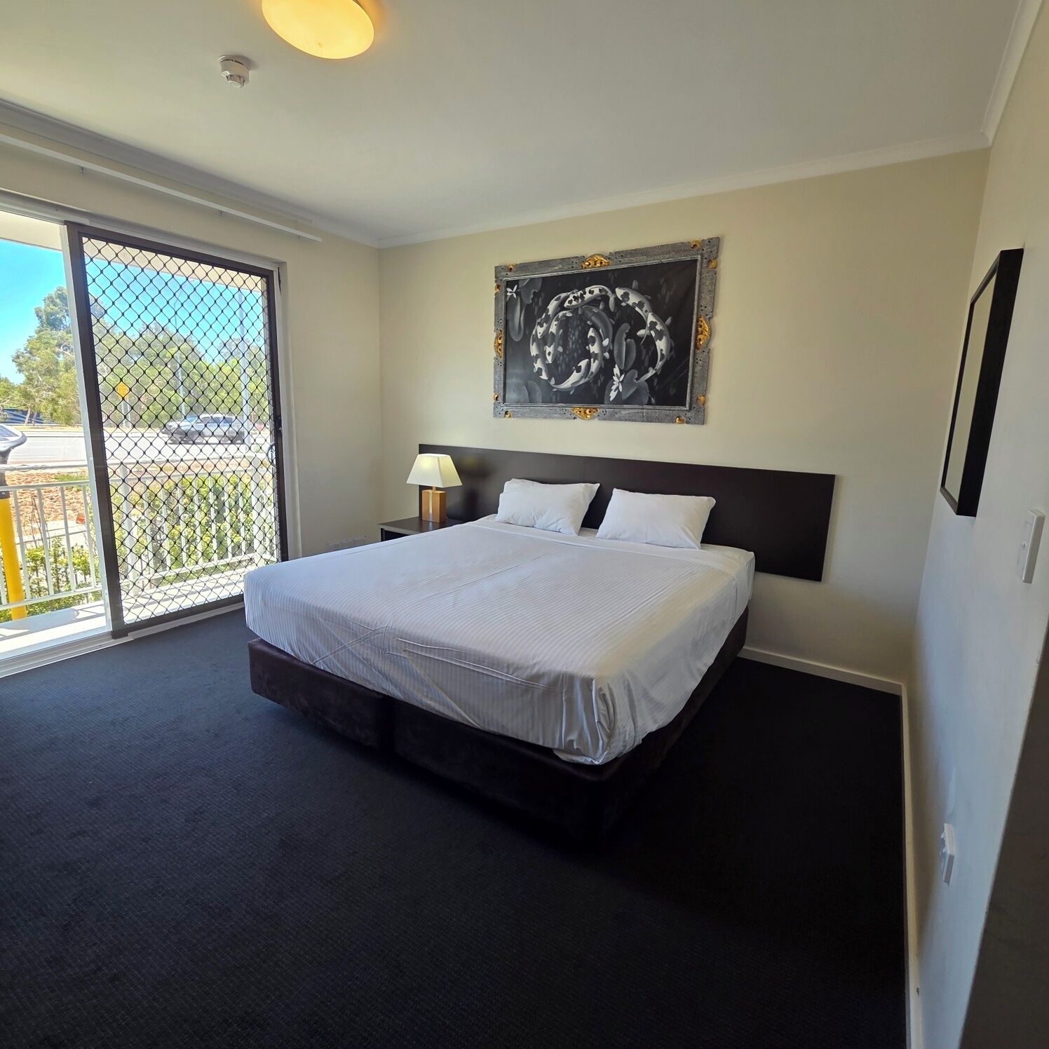 Espacio para trabajar con laptop y cortinas blackout 