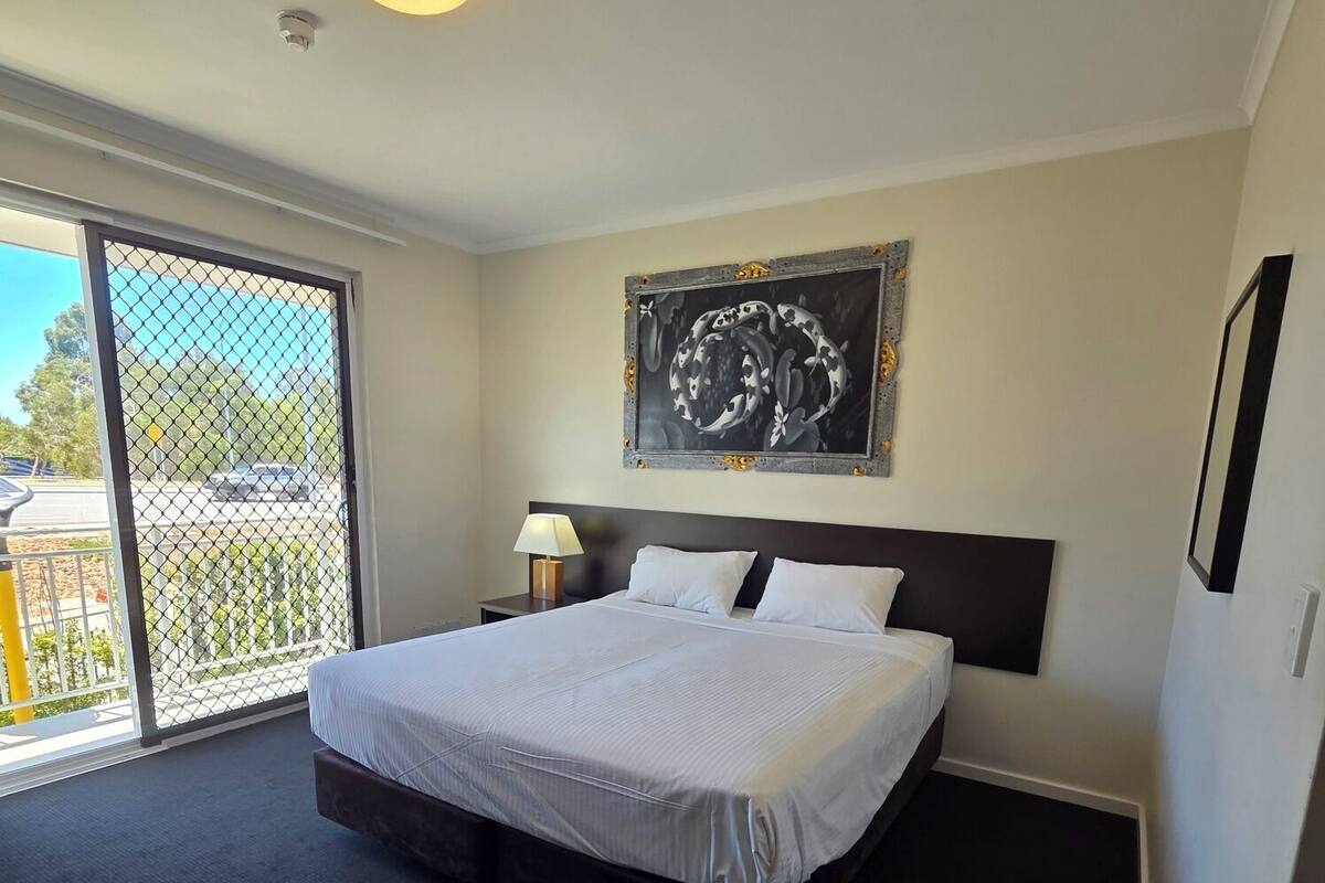 Room | Laptop workspace, blackout drapes, iron/ironing board, free WiFi