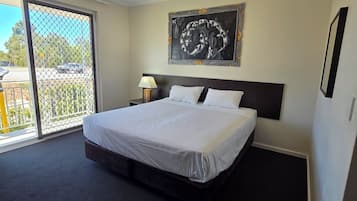 King Room | Laptop workspace, blackout curtains, iron/ironing board, free WiFi